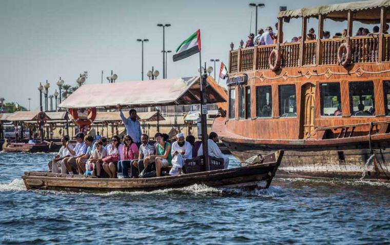 В водах Dubai Canal появились лодки абра