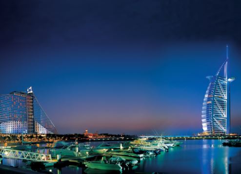 دبي تفتتح أول شاطئ للسباحة الليلية بالإمارات العربية المتحدة