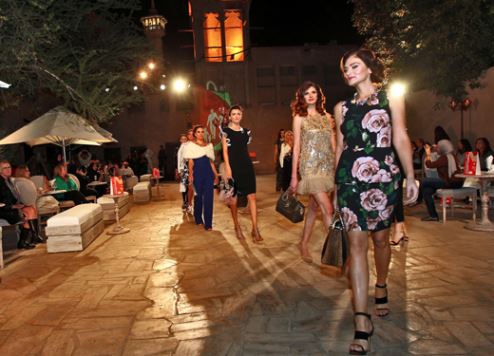 عروض الأزياء المتجولة في مهرجان دبي للتسوق