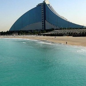 دبي تُغرق المركبات العسكرية القديمة لتنمية الشعاب المرجانية