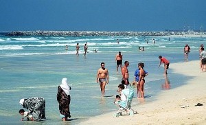 Hollyoaks stars choose Dubai for beach break