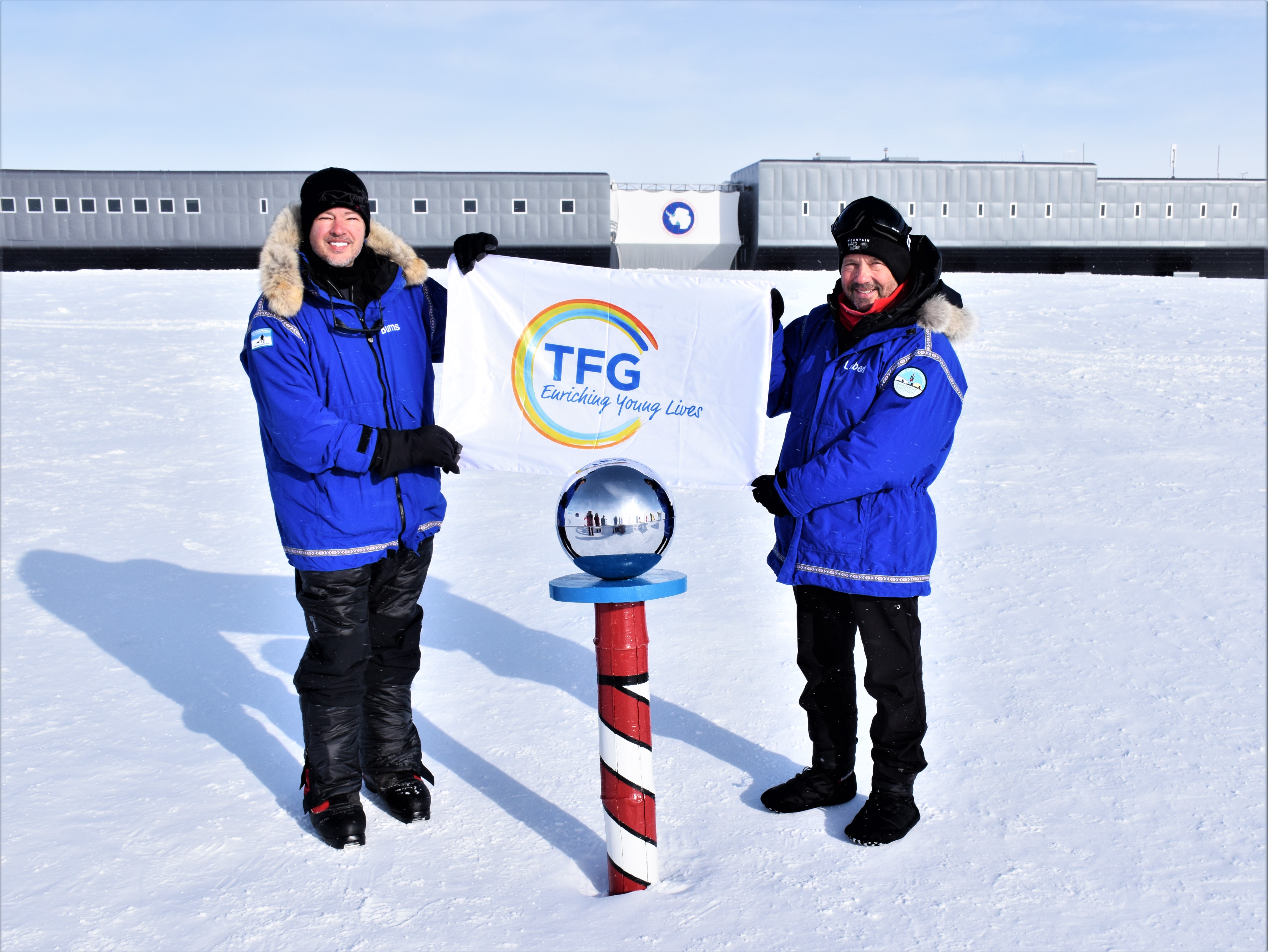 DANNY LUBERT ET ROB BURNS DE TFG SE MESURENT AUX PÔLES NORD ET SUD POUR UNE ŒUVRE DE CHARITÉ